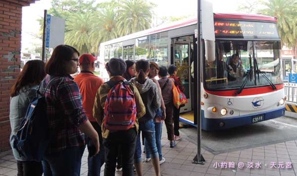 淡水賞櫻花無極天元宮站,淡水捷運站換櫻花專車2.jpg