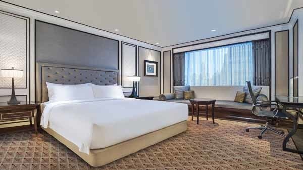 Plaza Athenee Bangkok-A Royal Meridien Hotel AthneRoom.jpg