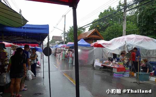 清邁週六夜市Wualai Road Saturday Night Market下雨天