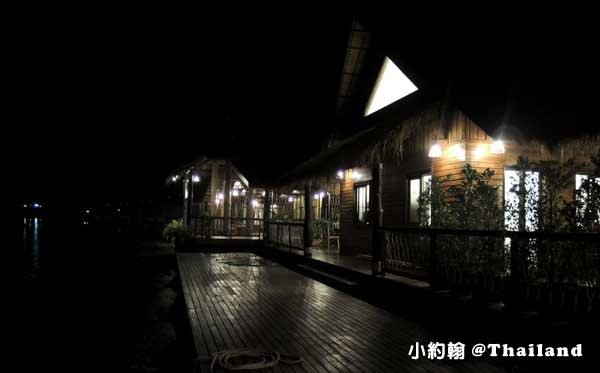 Floathouse River Kwai Resort night.jpg