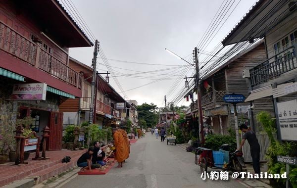 泰國清康旅遊Chiang Khan和尚化緣布施8.jpg