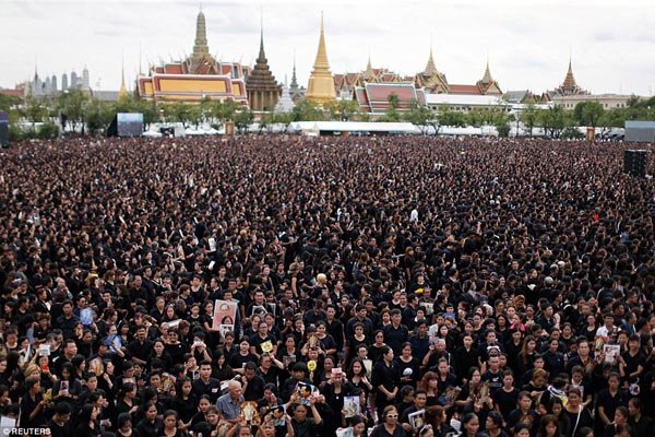 Mourners in honour of Thailand&apos;s King Sanam Luang.jpg