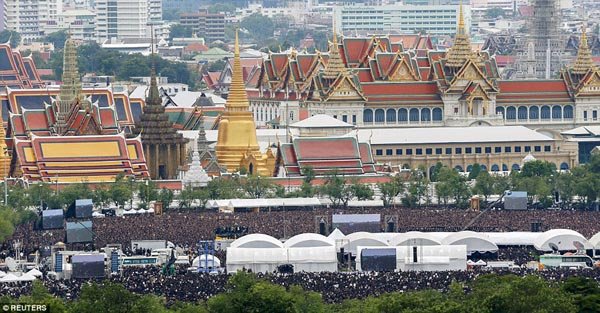 Mourners in honour of Thailand&apos;s King Sanam Luang2.jpg