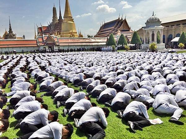 Thai students to Grand Palace for the king.jpg