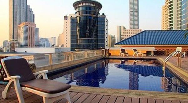 King Royal Garden Inn bangkok pool.jpg