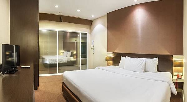 Qiu Hotel Sukhumvit room.jpg