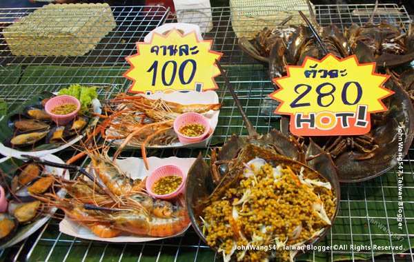 Rayong Banphe night market seafood.jpg