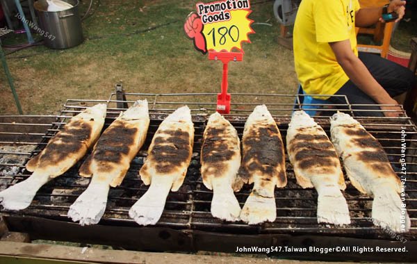 Rayong Banphe night market seafood2.jpg