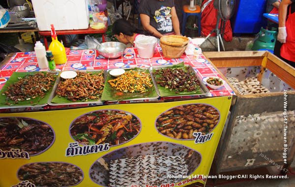 Rayong Banphe night market泰國炸蟲蟲.jpg