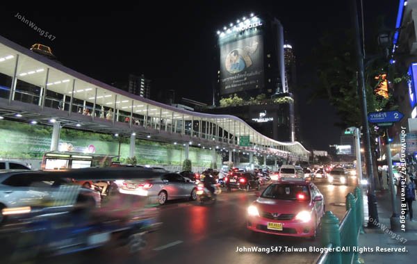 曼谷奇隆站水門市場天橋 The Platinum Fashion Mall.jpg