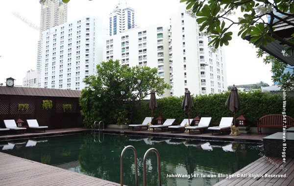 Centre Point Pratunam (Petchburi 15)Hotel pool.jpg