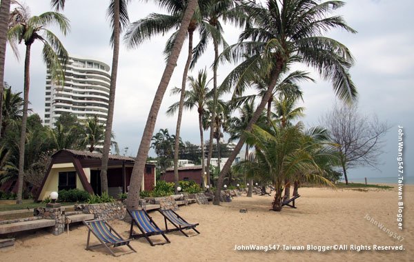 Rayong Chalet Resort Bungalow beach.jpg