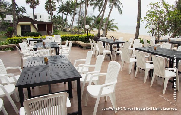 Rayong Chalet Resort Beach restaurant.jpg
