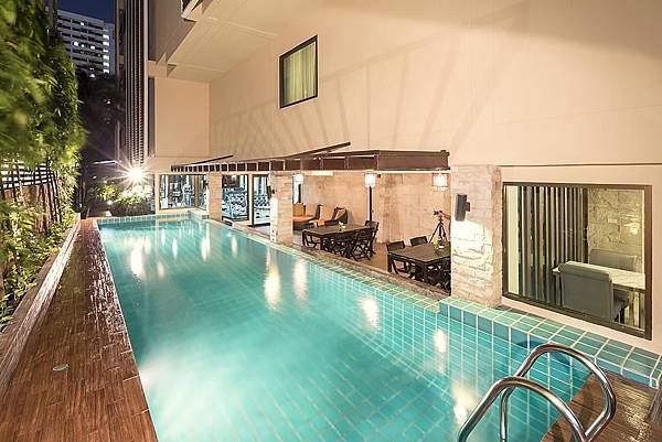 Bangkok Aspen Suites Sukhumvit 2 hotel pool.jpg