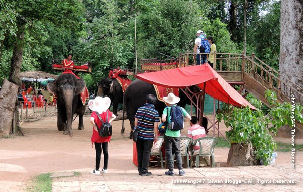 巴肯寺Phnom Bakheng Elephant ride.jpg