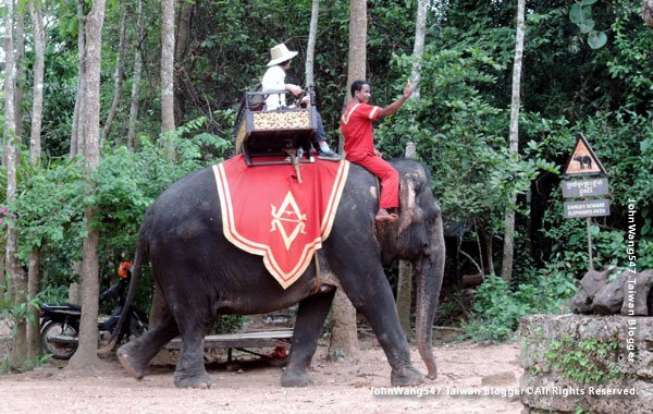 巴肯寺Phnom Bakheng Elephant ride2.jpg