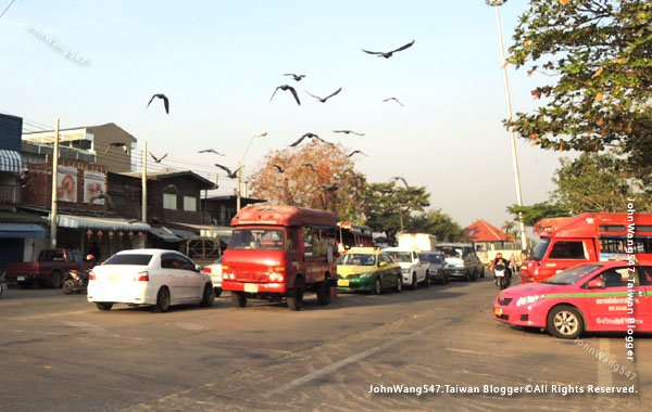 Wat Bang Na Nok佛寺Sanphawut pier雙條車.jpg