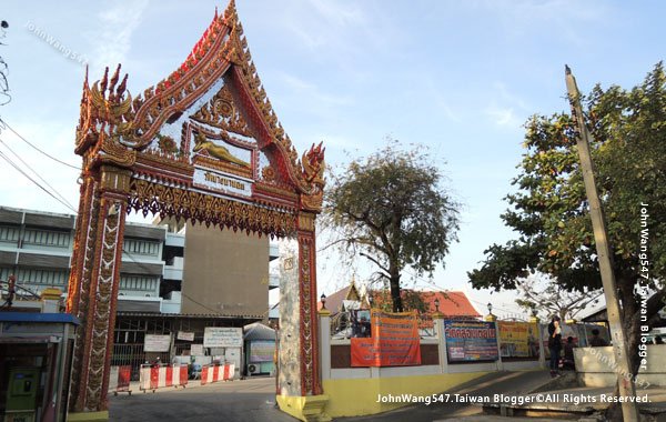 Wat Bang Na Nok佛寺.jpg