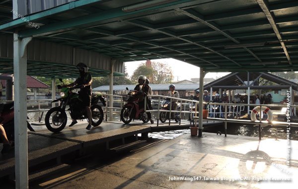 Bang Nam Pheung Floating Market.jpg