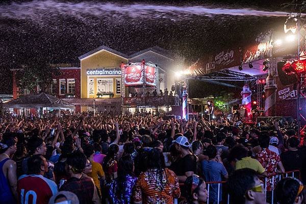 Central Marina Pattaya thai new year.jpg