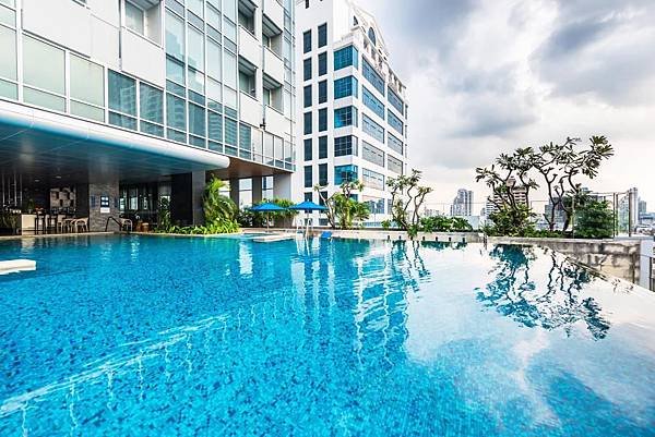 Somerset Sukhumvit Thonglor Bangkok pool.jpg