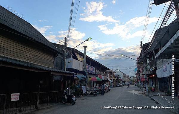 Kad Kong Ta Walking Street Market Lampang Thanon Talat Gao2.jpg