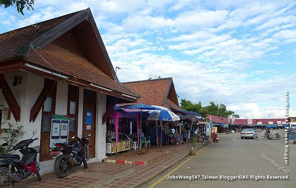 Wat Phra That Lampang Luang market.jpg