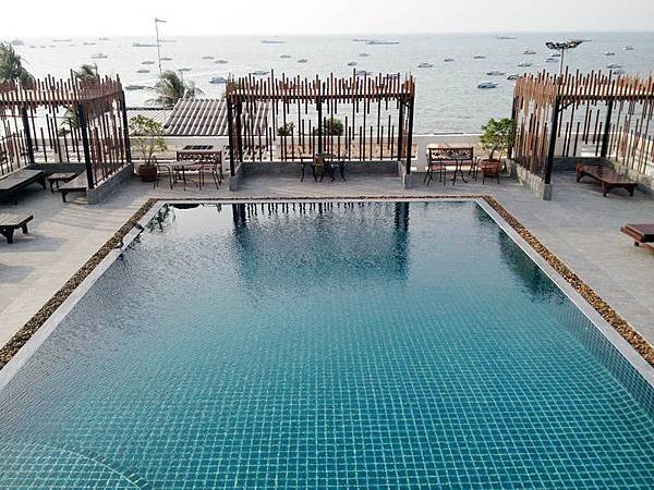 Pattaya Centre Hotel pool.jpg