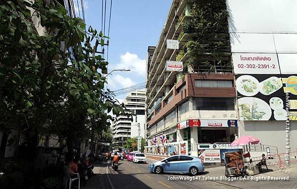 Foodland supermarket Sukhumvit 16 Asok.jpg