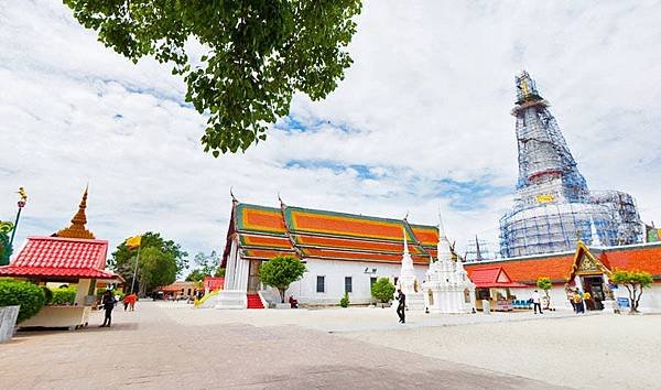 Wat Phra Mahathat Woramahawihan.jpg