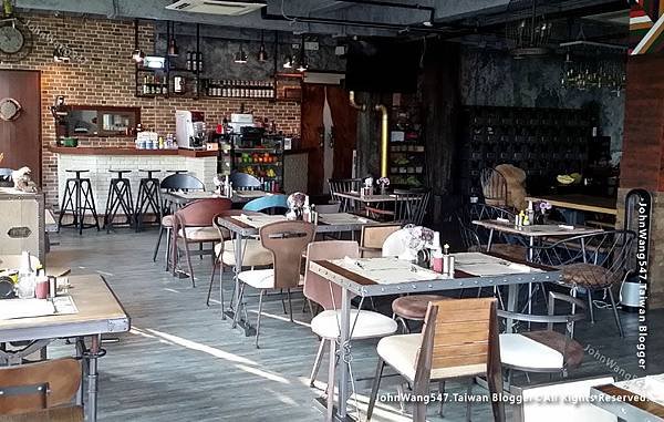 Nonze Hostel Pattaya Beach restaurant2.jpg