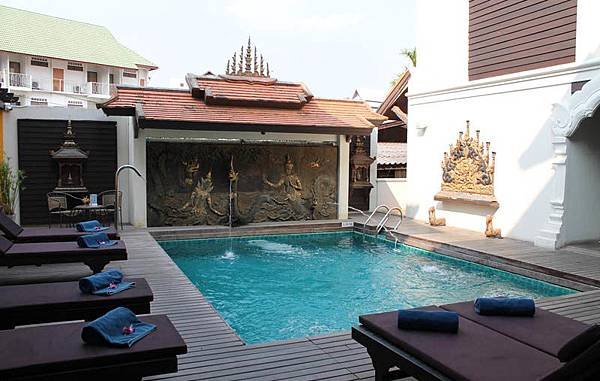 De Naga Hotel pool Chang Mai.jpg