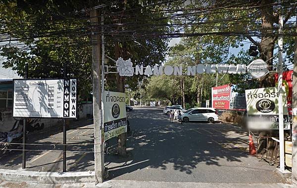 Namon Nomwan Cafe parking.jpg