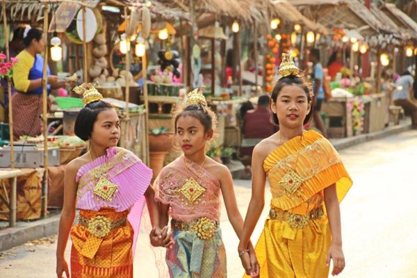 Ayutthaya Night Market Traditional Thai clothing.jpg