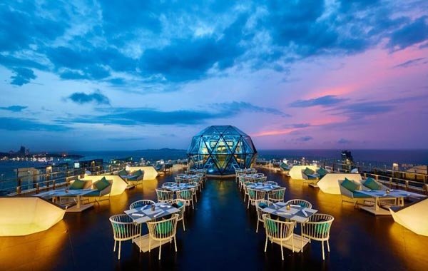 Grande Centre Point Pattaya Hotel roof restaurant.jpg