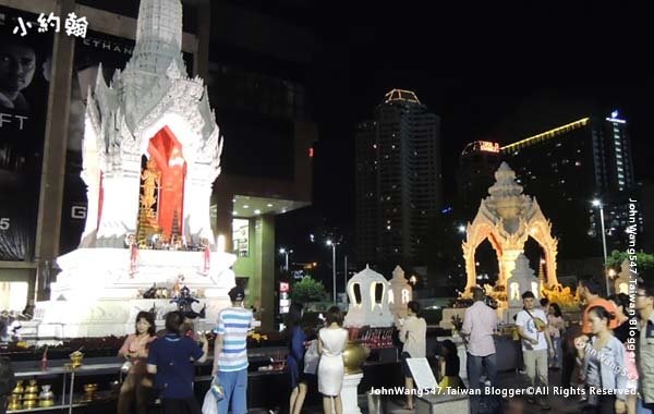 ISETAN CentralWorld Trimurti Shrine2.jpg