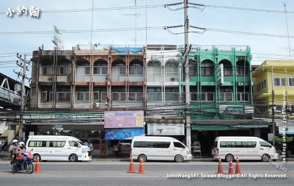 minivan at Nong Mon Market