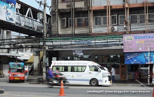 Nong Mon Market Chonburi minivan bus.jpg