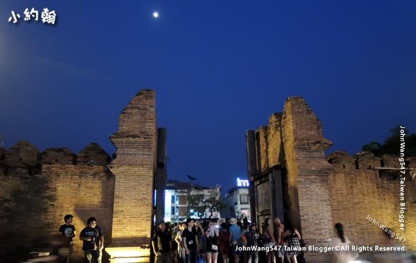 Chiang Mai Sunday Night Market Thapae Gate.jpg