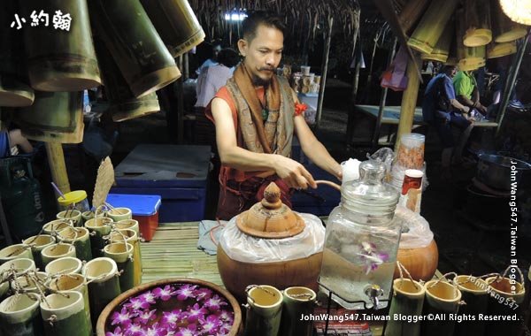 Phanthai Norasing Floating Market Samut Sakhon.jpg