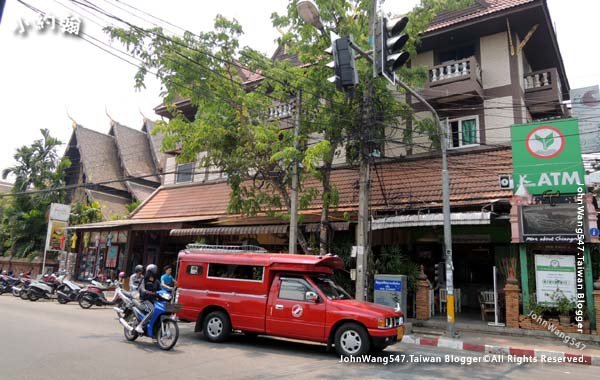 清邁包車紅色雙條車.jpg