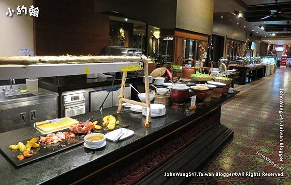 Chiang Mai Siripanna Resort dinner buffet.jpg