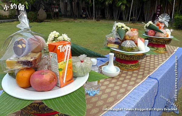 Offering Alms to Monks Chiang Mai Siripanna Resort2.jpg