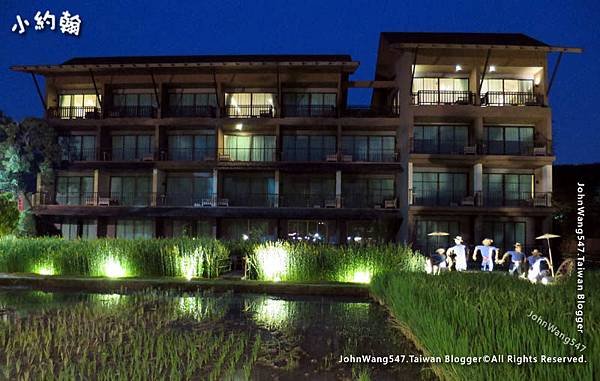 Siripanna Villa Resort at night.jpg
