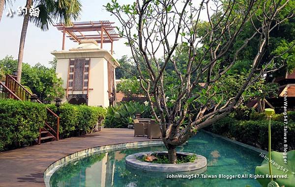 Siripanna Villa Resort pool side.jpg