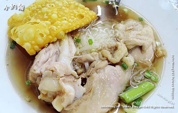 Thai pork fish ball chicken Noodle Pratunam3.jpg