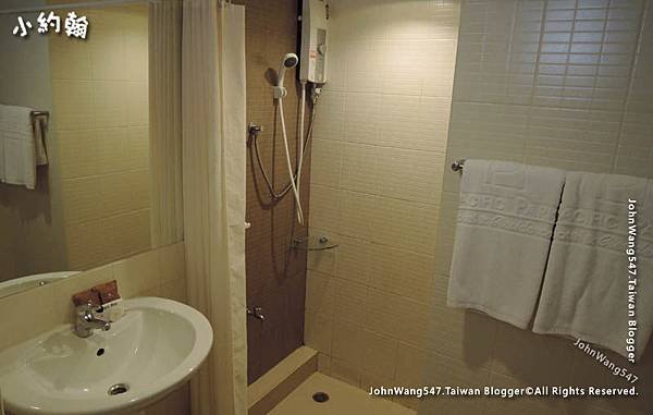 Pxpress Hotel shower room.jpg