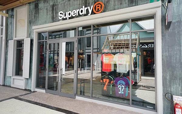 Central Village Outlet-Superdry.jpg