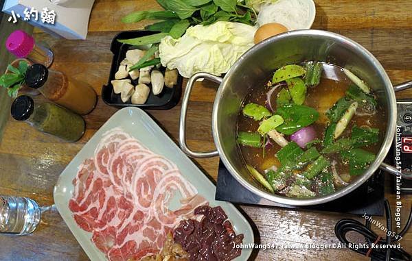 Esan Cafe hot pot  Nimman Chiang Mai.jpg