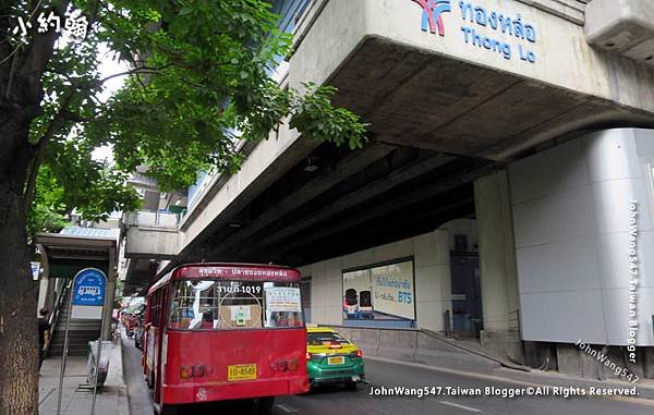 Thong Lo 1090 red bus.jpg